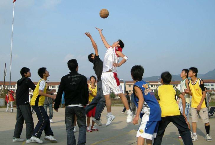 2011年高三学生与富二代发生摩擦，被砍身亡，对方母亲：我有钱