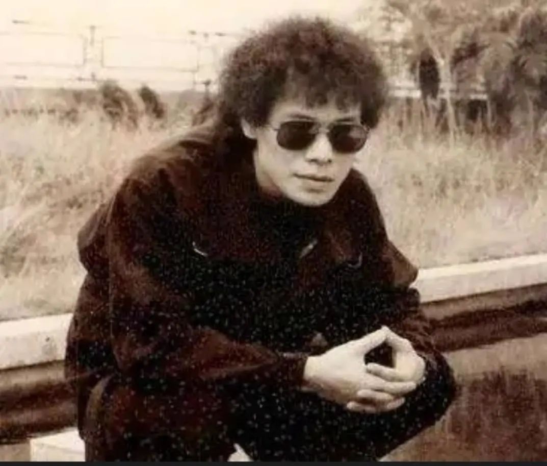 那个让白岩松落泪的男歌手，消失了近30年