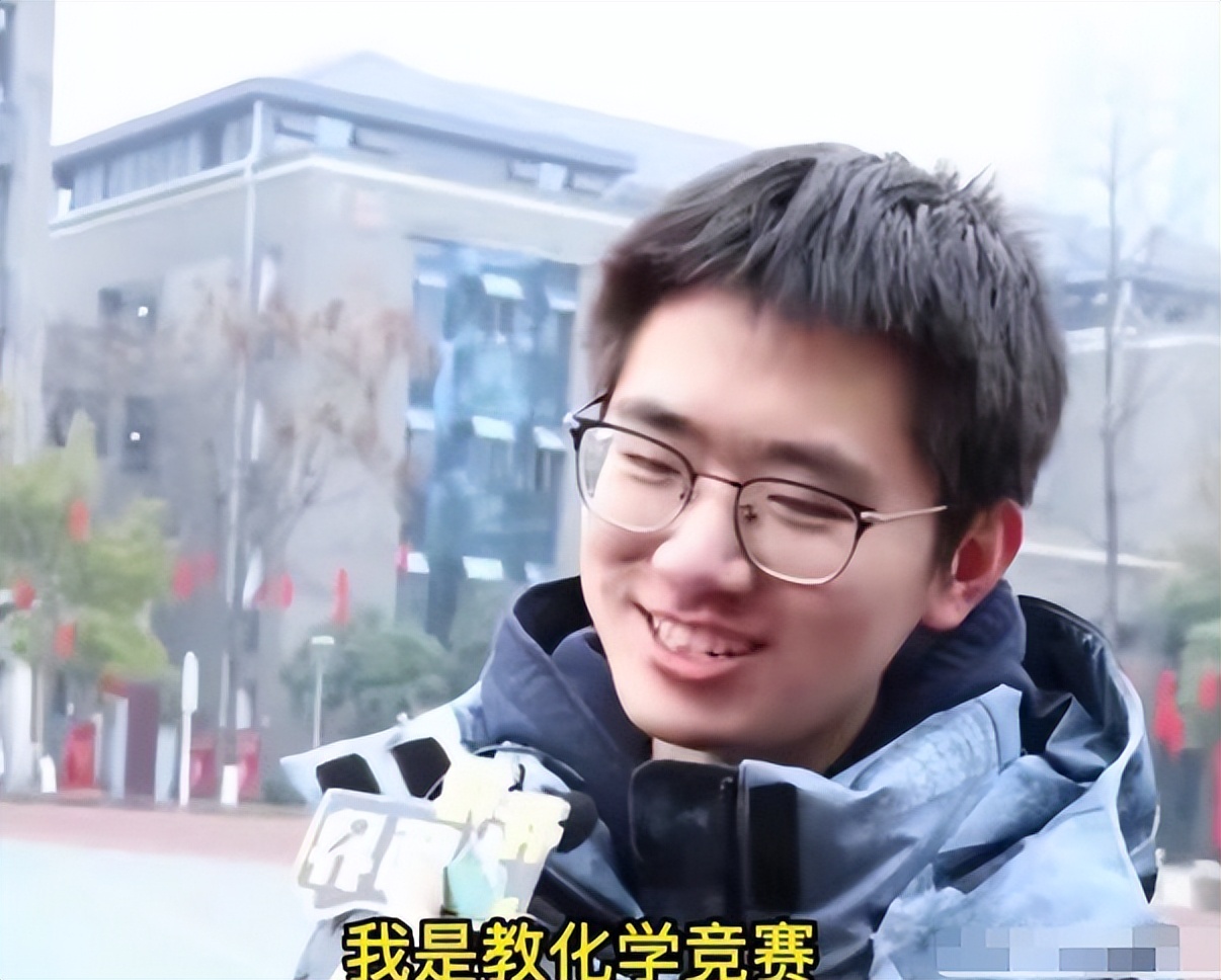 成都一中学男老师走红，长相极具“少年感”，网友：现实版余淮