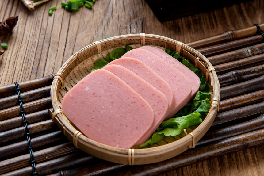 一块猪肉，一碗淀粉，教你自制午餐肉，健康无添加，做法很简单
