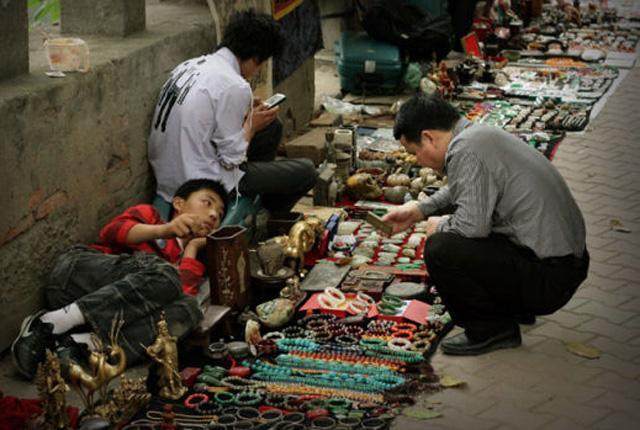 1999年一富商2万伪造金缕衣，故宫专家估价24亿，轻松骗走银行5亿