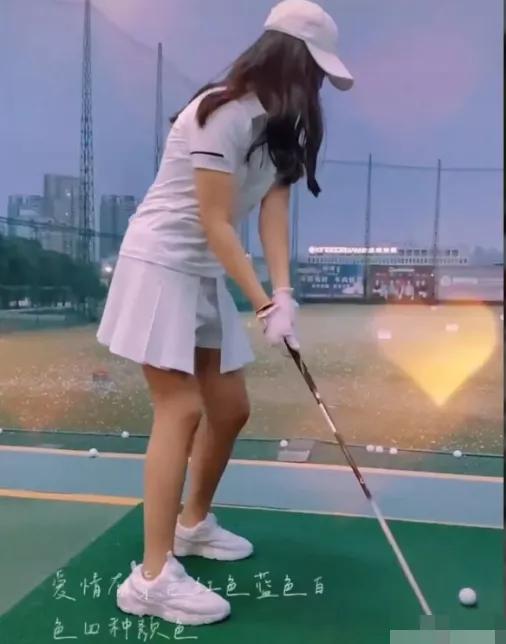 王诗龄穿短裙打高尔夫球，动作熟练有名媛范，网友直呼有钱真好