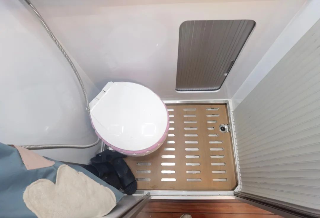 B型房车竟然能有那么大的空间，并且还配有四驱系统，24V双发电机