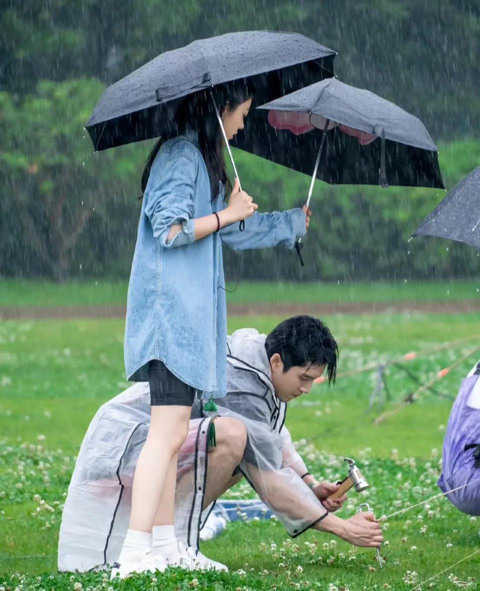 实时丨杨幂《花儿》首播镜头少上热搜；《奔跑吧》四网卫视第一