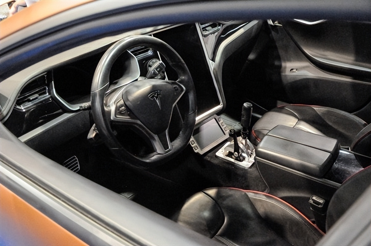 车主爆改特斯拉Model S：用上6.2L V8发动机