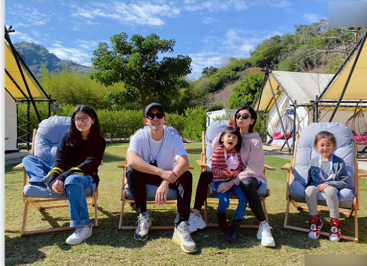 17岁梧桐妹低调庆生，晒自拍越长越像亲爸爸，与狗合影身边无亲人