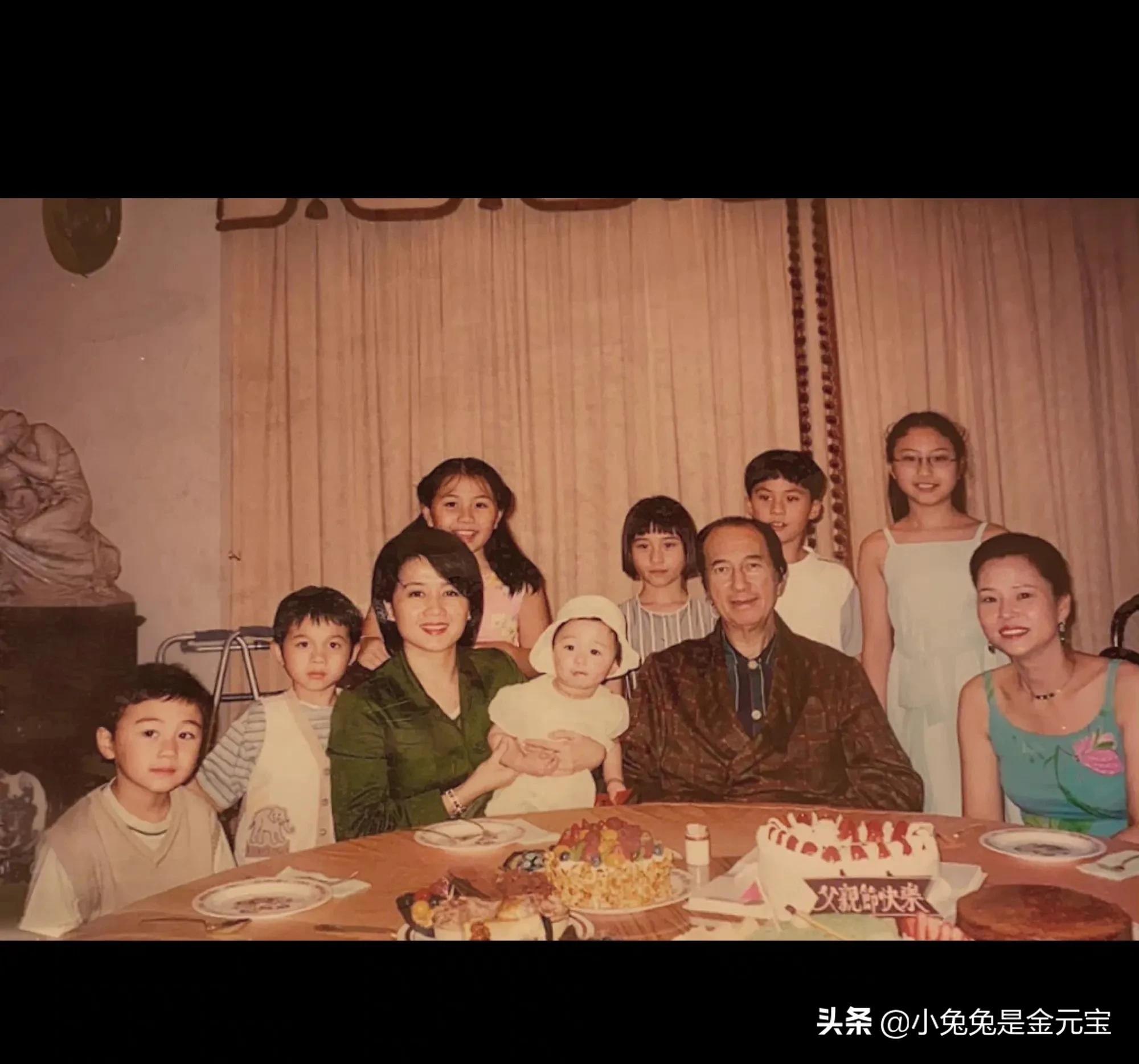 何超莲小时候和父亲的合影