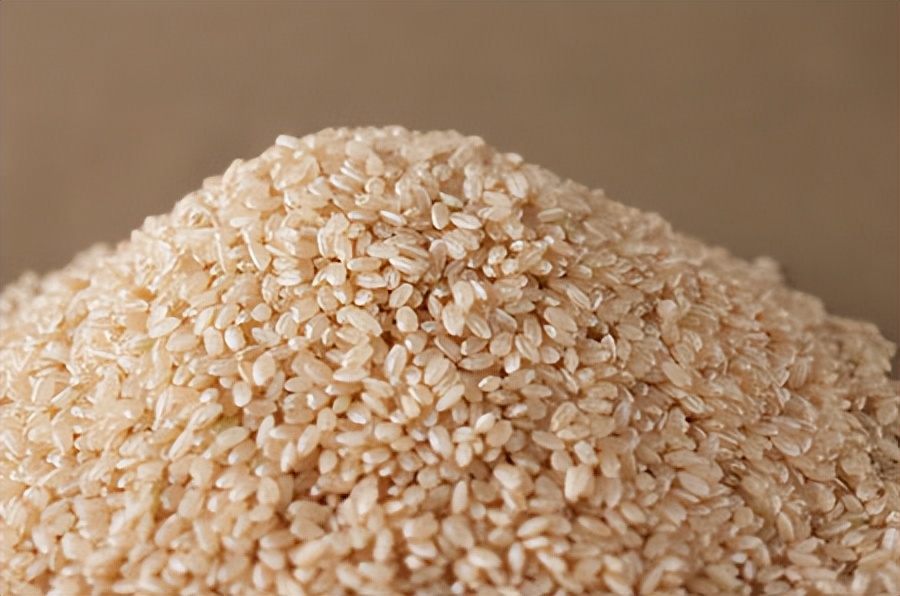 有人称：发黄的大米是毒大米，长期吃容易致癌？你家的大米安全吗