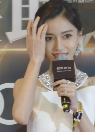 32岁Baby露背高开叉裙走红毯!两手紧握白裙防走光,后背仅绑根绳