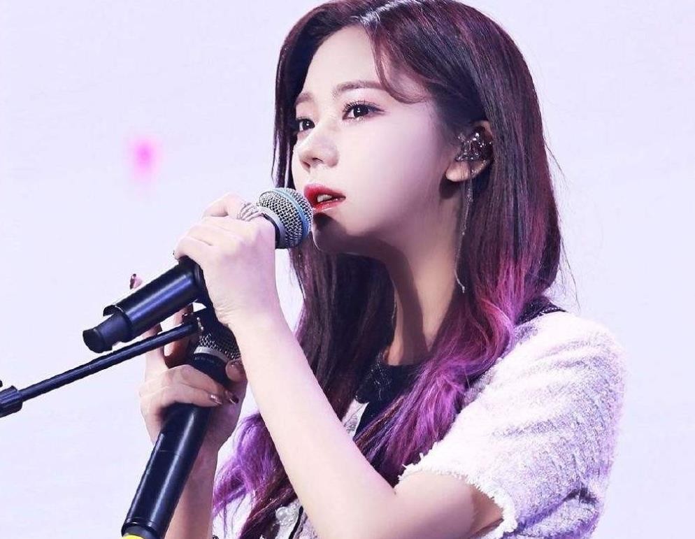 中传毕业科班出身，靠选秀搭档杨超越出道，后转行演戏屡遭吐槽