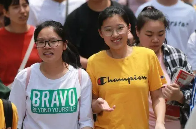 高考当天为什么不让穿校服？班主任说出答案，学生：还好知道的早