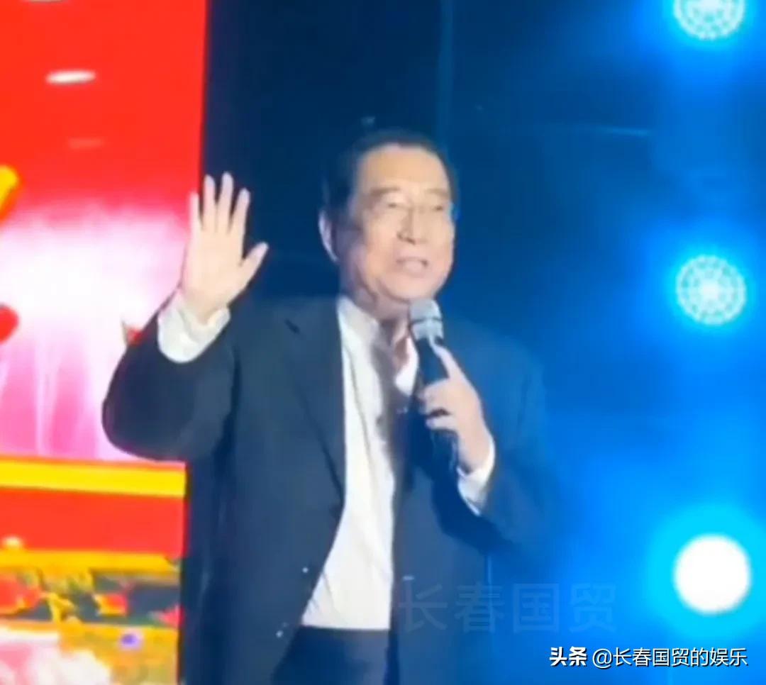 著名歌唱家李双江近照曝光，82岁仍然坚持演出，面色红润老当益壮