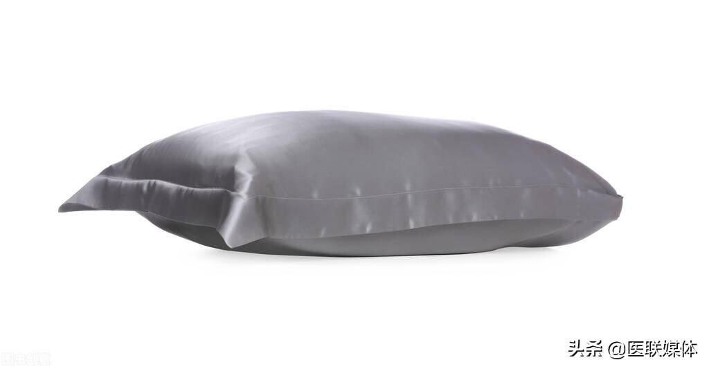 睡觉用枕头和不用枕头的人，会有什么不同？差别居然还不小