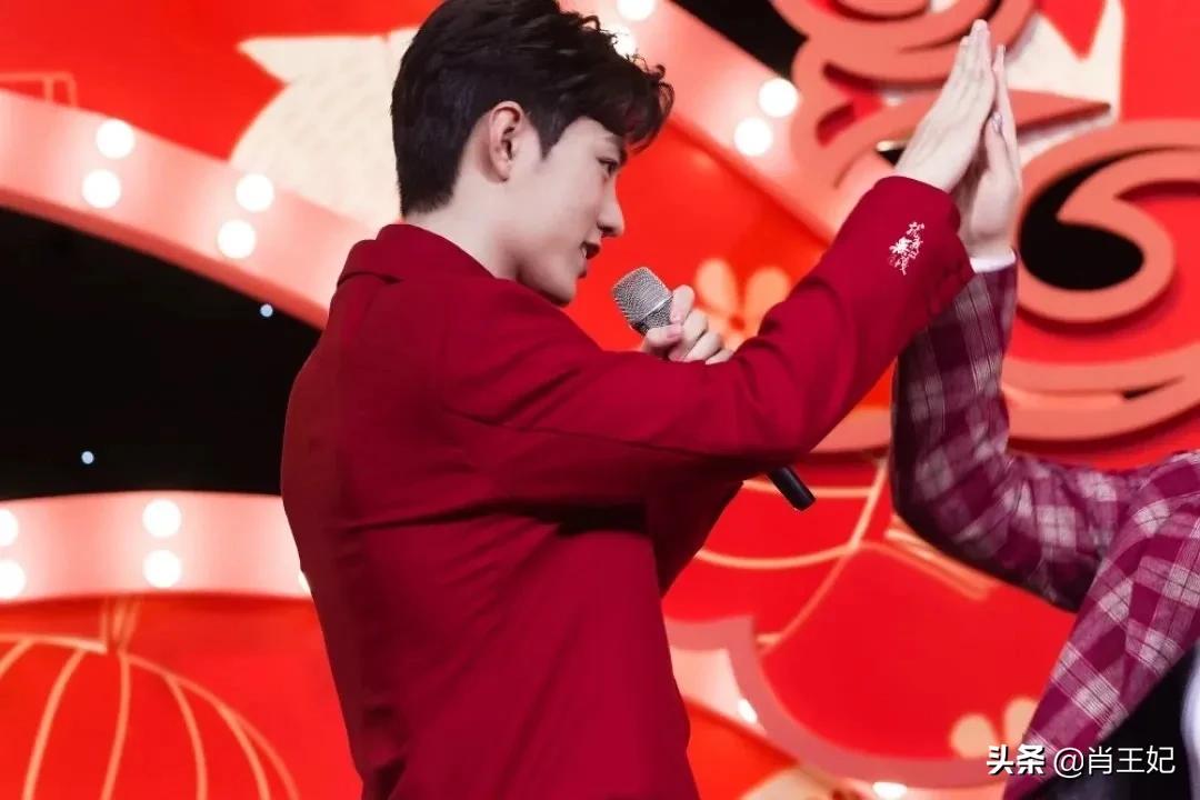 桃桃的一组生图,肖战的眼睛真好看,灵气逼人鲜花与少年绝配