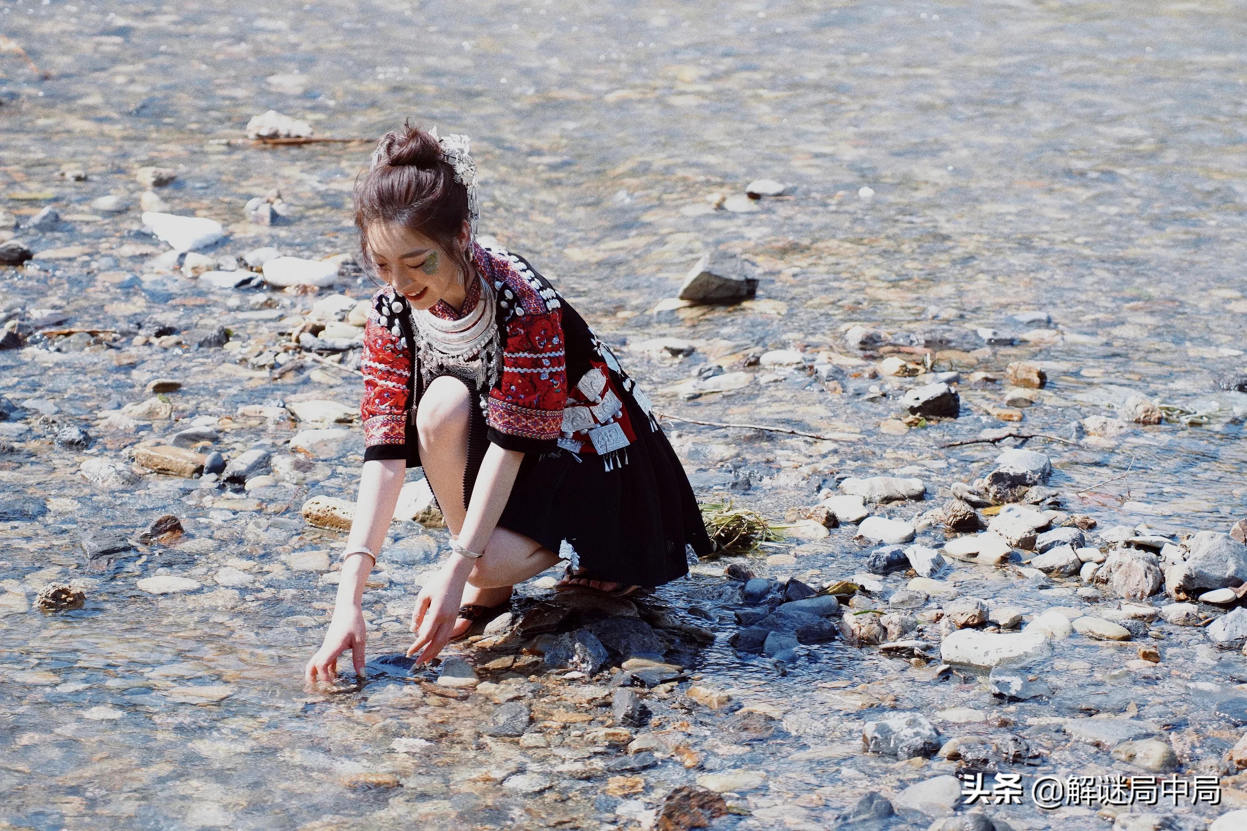 贵州女主持人苗寨游玩，精美的服饰穿在美人身上，太有文化气质了