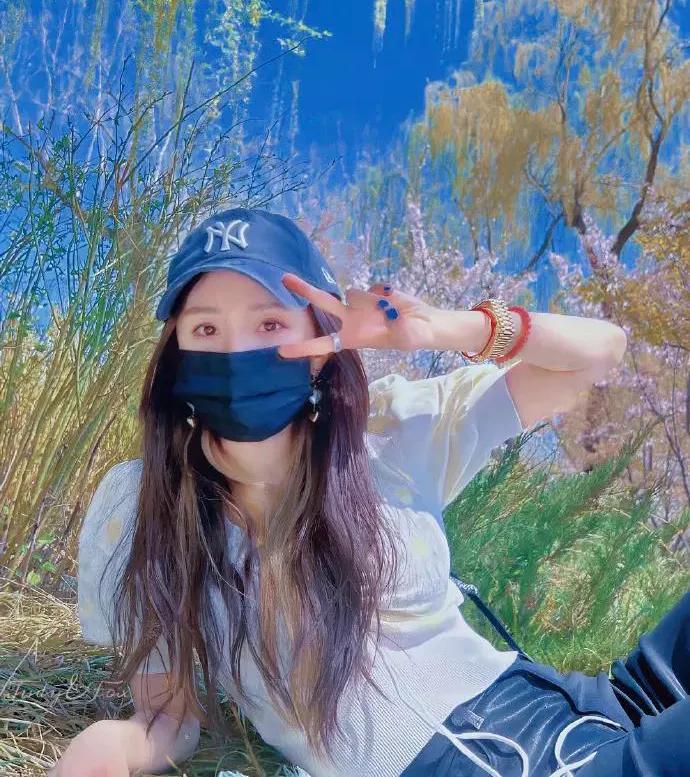 杨幂双尾麻花辫少女风—清新装扮，青春靓丽，俏皮灵动