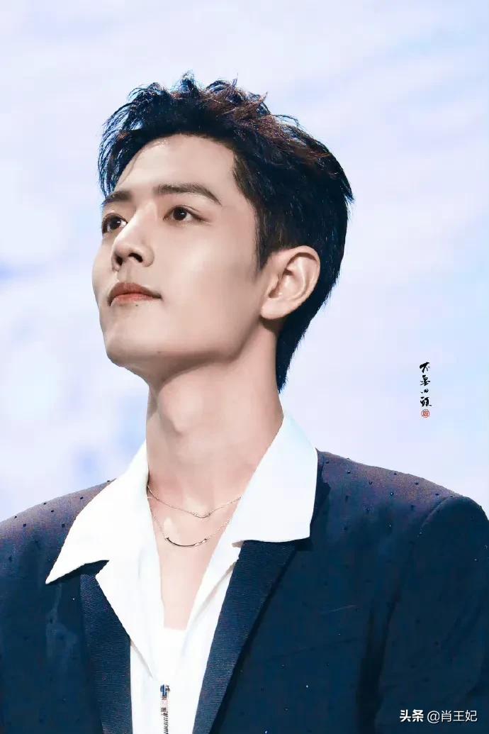 桃桃的一组生图,肖战的眼睛真好看,灵气逼人鲜花与少年绝配