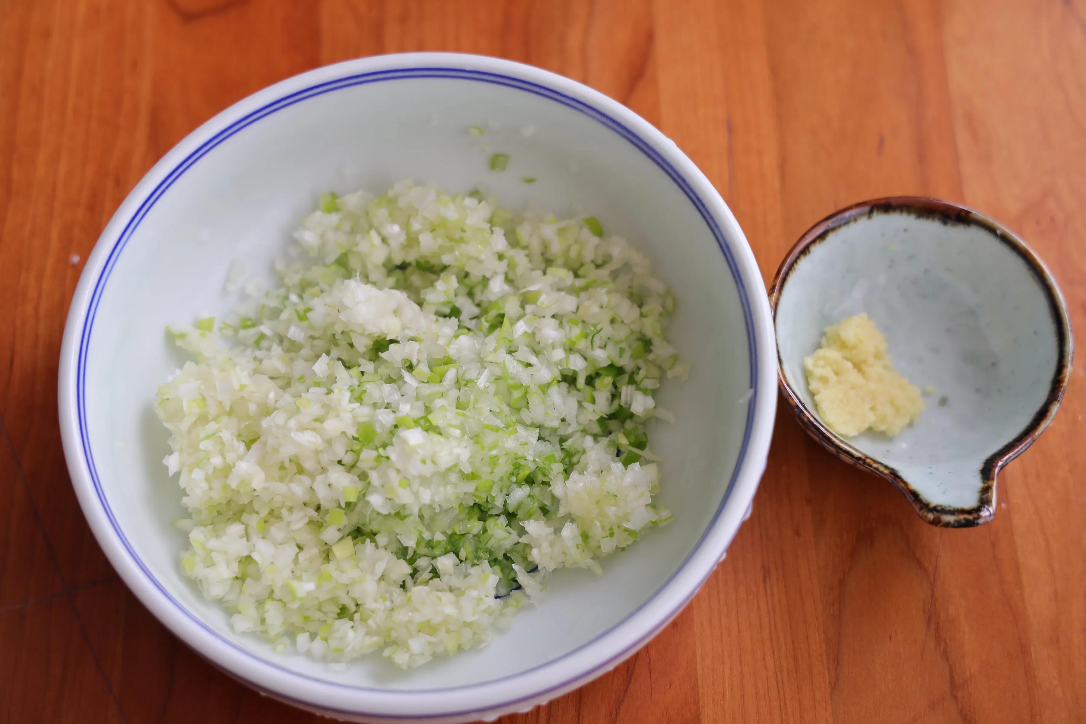 冬至要吃饺子，试试猪肉大葱饺子吧，看着非常精致，吃起来超香