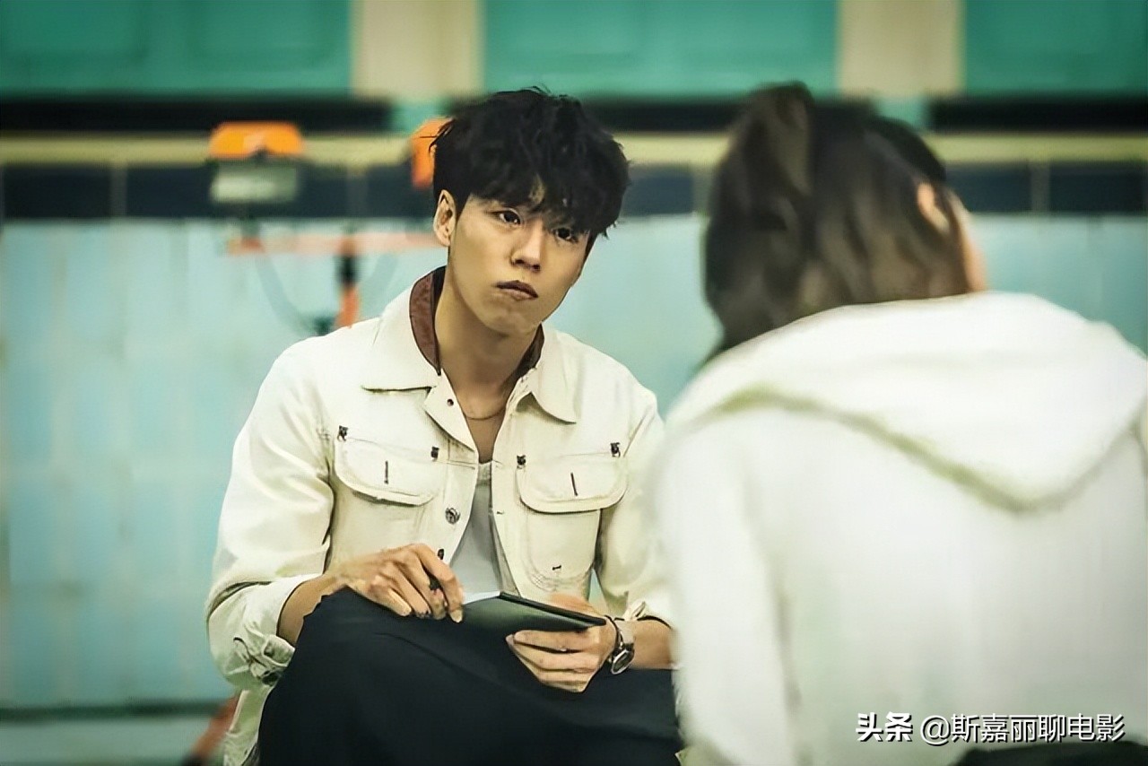 同样是人海战术，把《纸钞屋》和《鱿鱼游戏》对比，差距就出来了