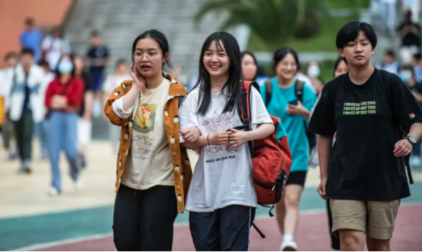 高考当天为什么不让穿校服？班主任说出答案，学生：还好知道的早