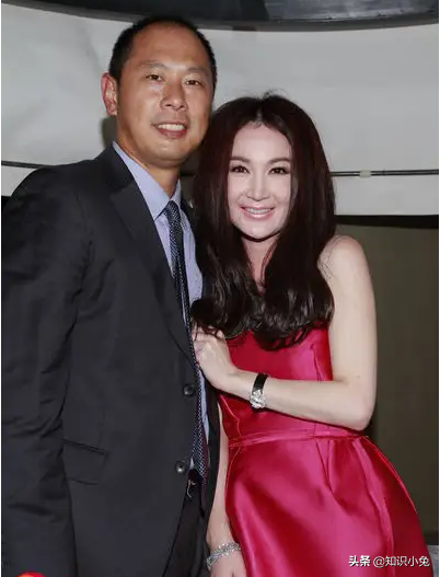 “不老女神”温碧霞与养子出游，12岁养子高大壮硕，被指太亲密