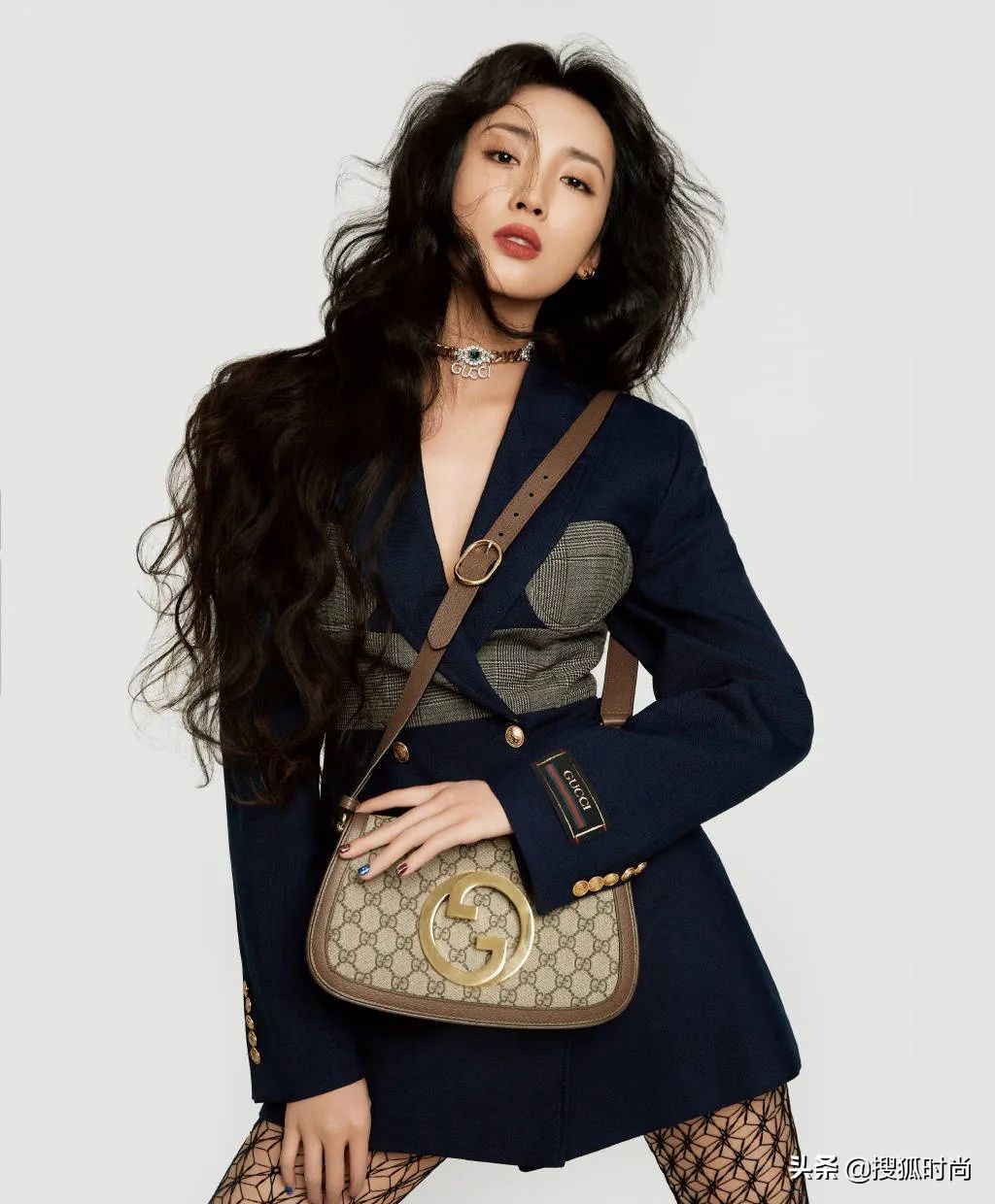 王紫璇《野蔷薇》造型好惊艳，复古卷发又美又飒，甜美帅气两不误