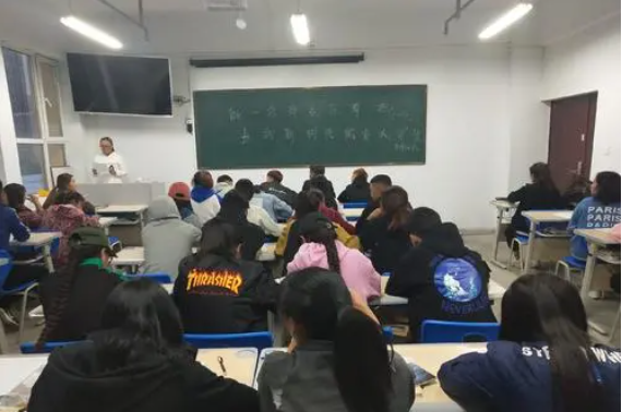 女大学生骑单车剐蹭宝马车，事后留字条致歉，车主感动不追究赔偿