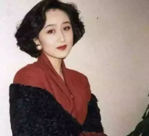 李连杰前妻黄秋燕57岁，与现任56岁利智对比，二人差别如此之大