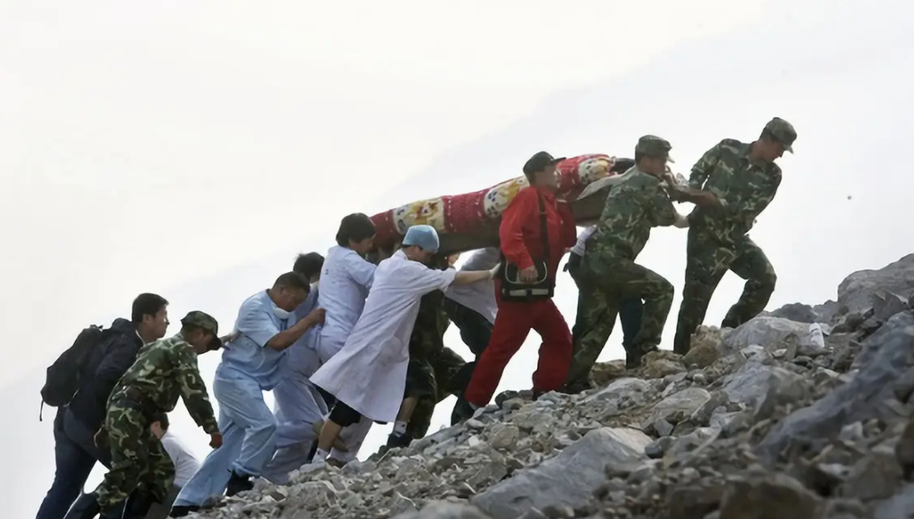 08年汶川地震,15名空降兵从4999米高空舍命盲跳,今都身居何职?