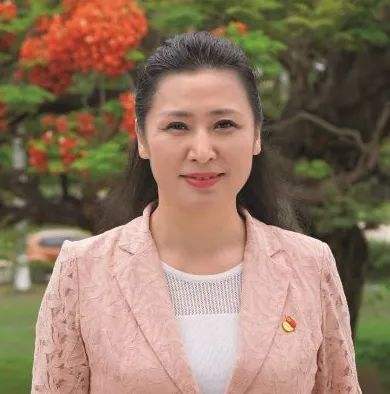 这位女校长因为出众的长相爆红，49岁担任校长，今年54岁气质奇佳