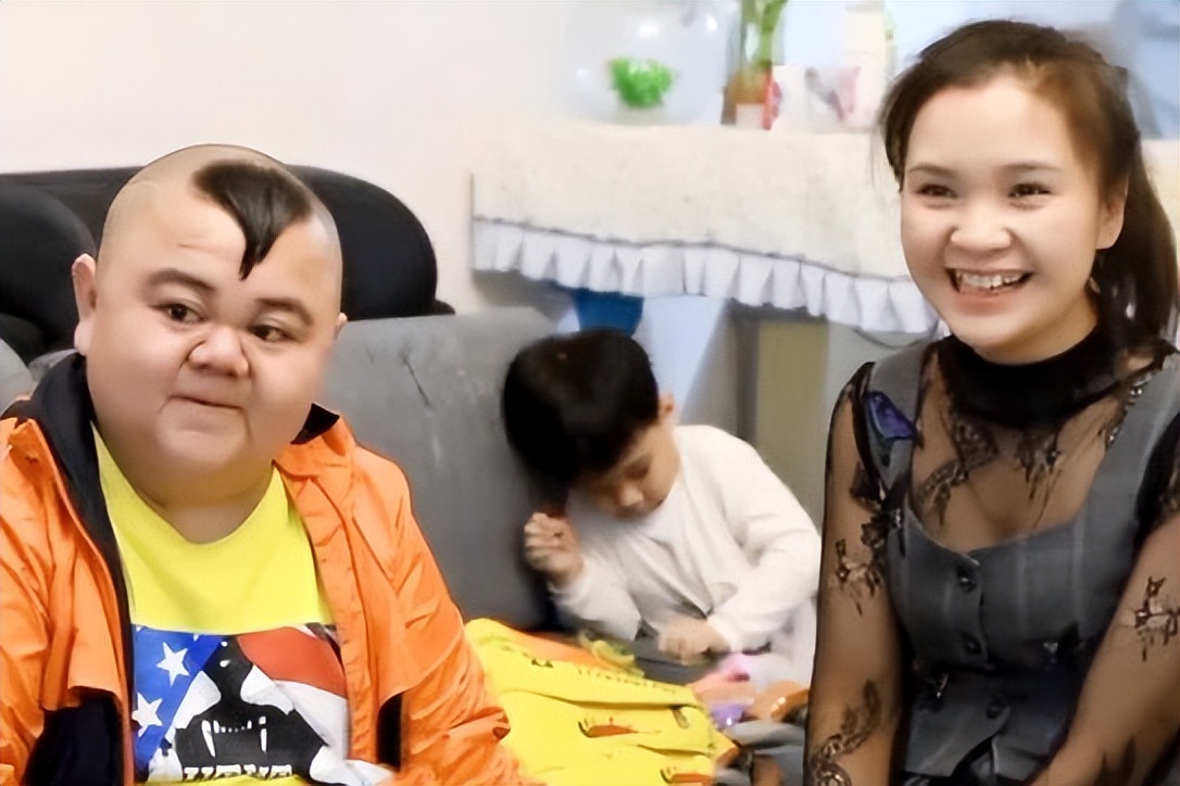 张荣的开挂人生！侏儒症患者二婚娶娇妻，如今一家五口幸福美满