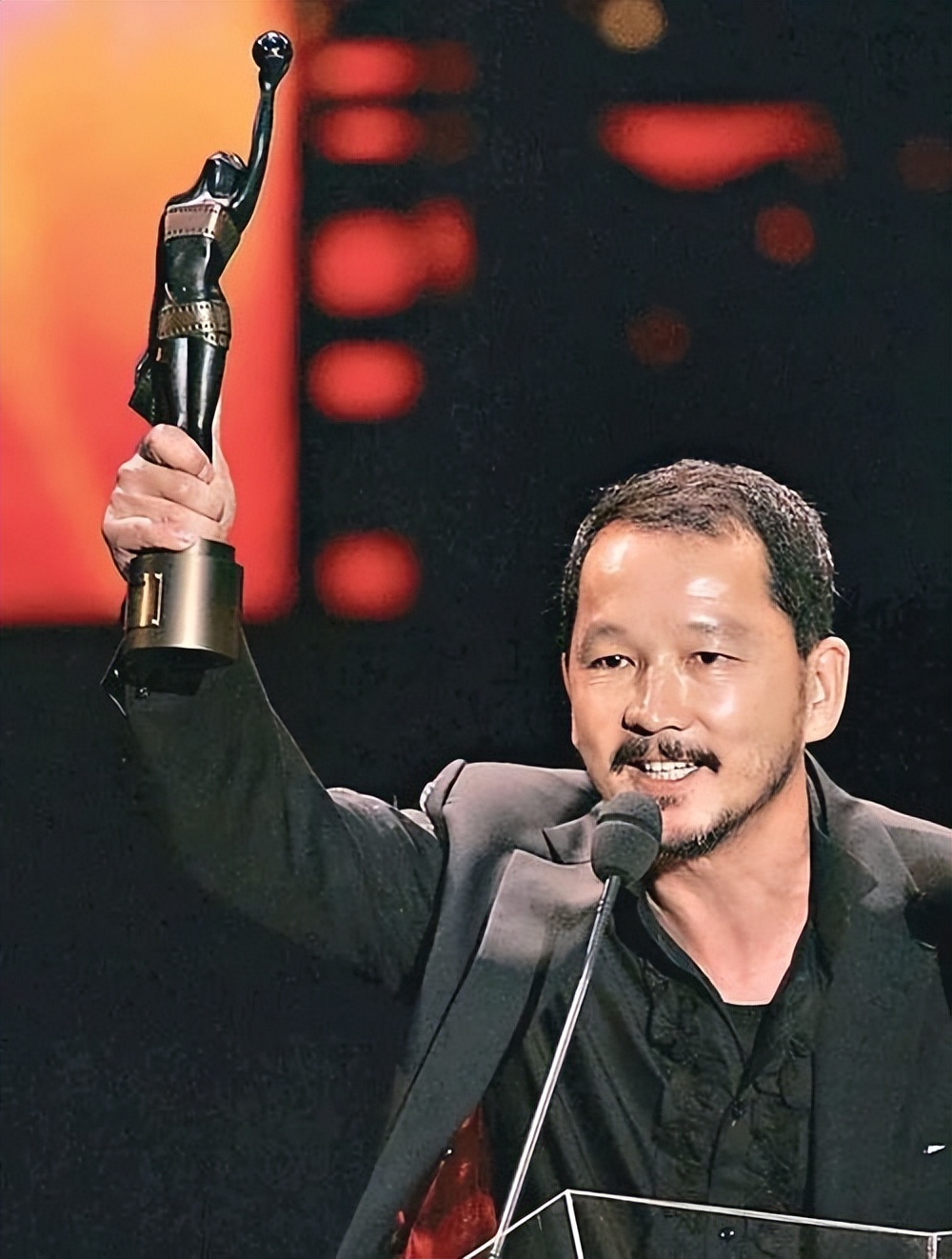 《上海滩》42年过去，演员差距大，男二66像36岁，2位老戏骨离世