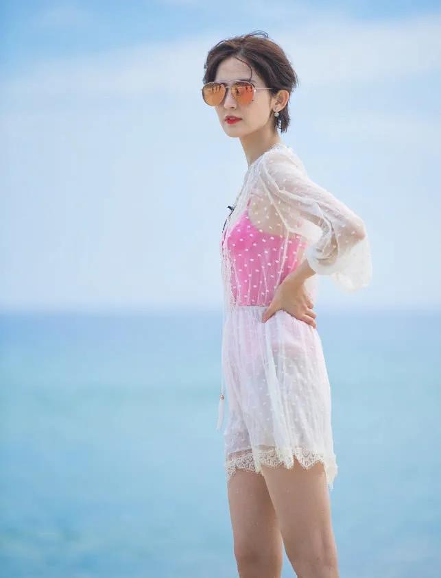 美女古力娜扎露背泳衣美照，趴在游艇上，皮肤白到发光
