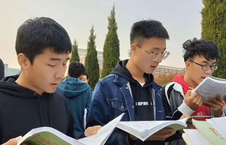 安徽一男大学生在食堂学习，评论区却充满嘲讽，努力给谁看呢？