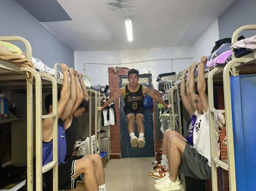 大学生校外租房成趋势，是因为人傻钱多？实则只是想“花钱消灾”