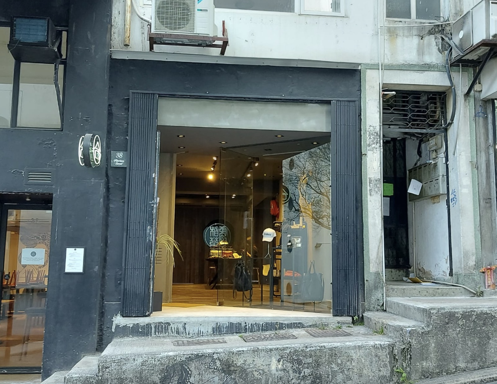 张柏芝带小儿子驱车采购，任由孩子车内翻爬，车窗紧闭防疫意识强