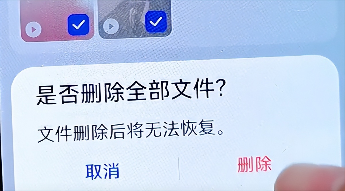 無論和誰聊天，只清理聊天記錄沒有用，點開設置，才能徹底刪除掉