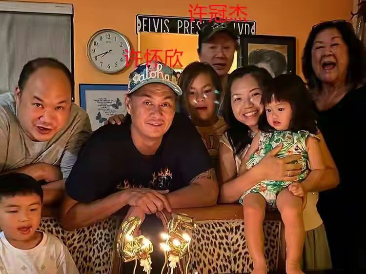 歌王许冠杰一家六口现身，混血妻子身材发福，双胞胎孙子似外国人