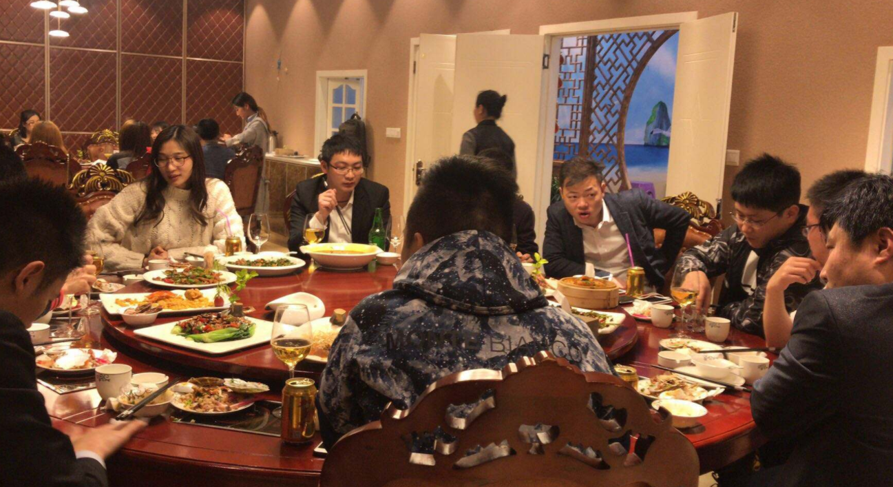 单位饭局领导众多,该如何敬酒?套用这3种话术,能说会道受重用