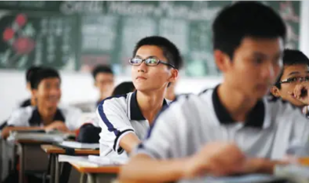 他曾在高考率先走出考场，本以为是个“青铜”，通知书却打脸众人