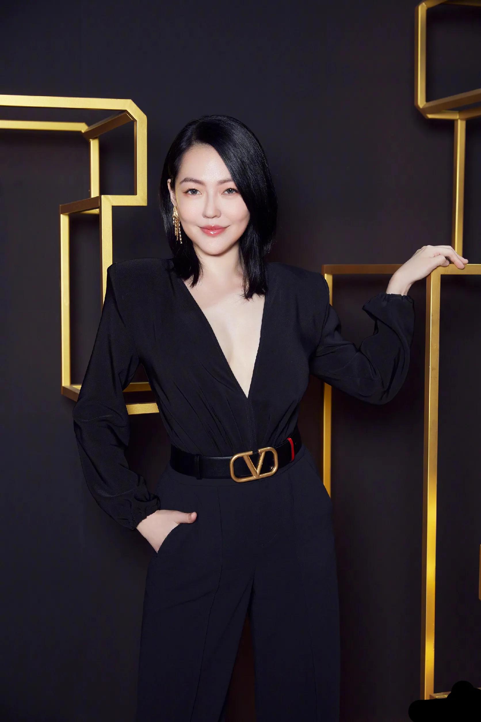 小S半夜晒新姐夫具俊晔照片直呼好帅，“我妈现在终于也爱他了”