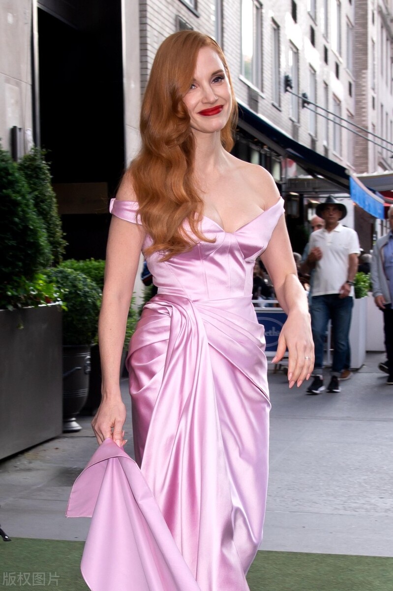 杰西卡-查斯坦前往参加托尼奖粉色礼裙优雅艳丽