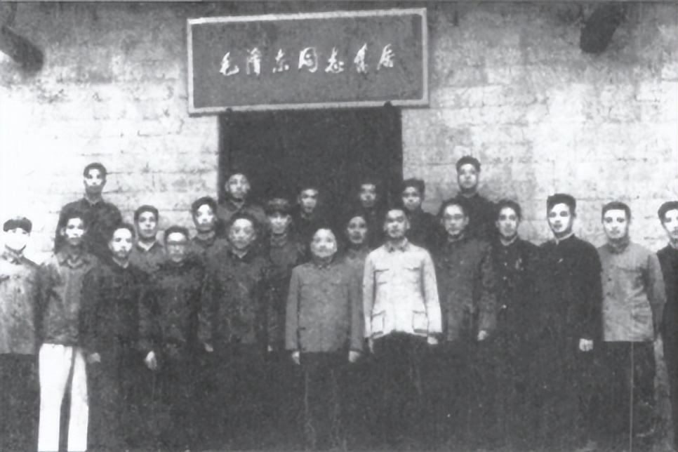 1961年，刘少奇参观毛泽东故居，盯着门匾说：这个字不妥