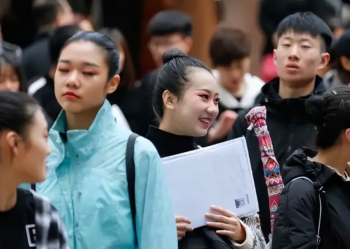 宋晓峰女儿高考359考上北电，数学46分仍激动痛哭，长相很出众