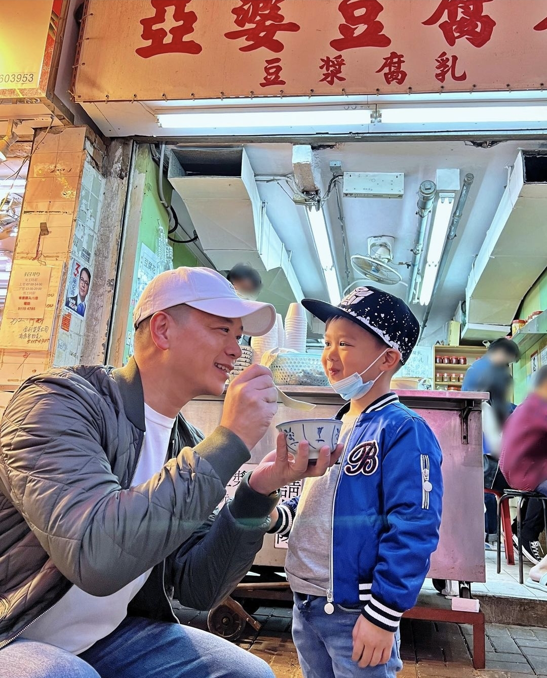 胡杏儿老公带长子吃路边摊，Brendan初尝豆腐花，眼神喜感戏超多