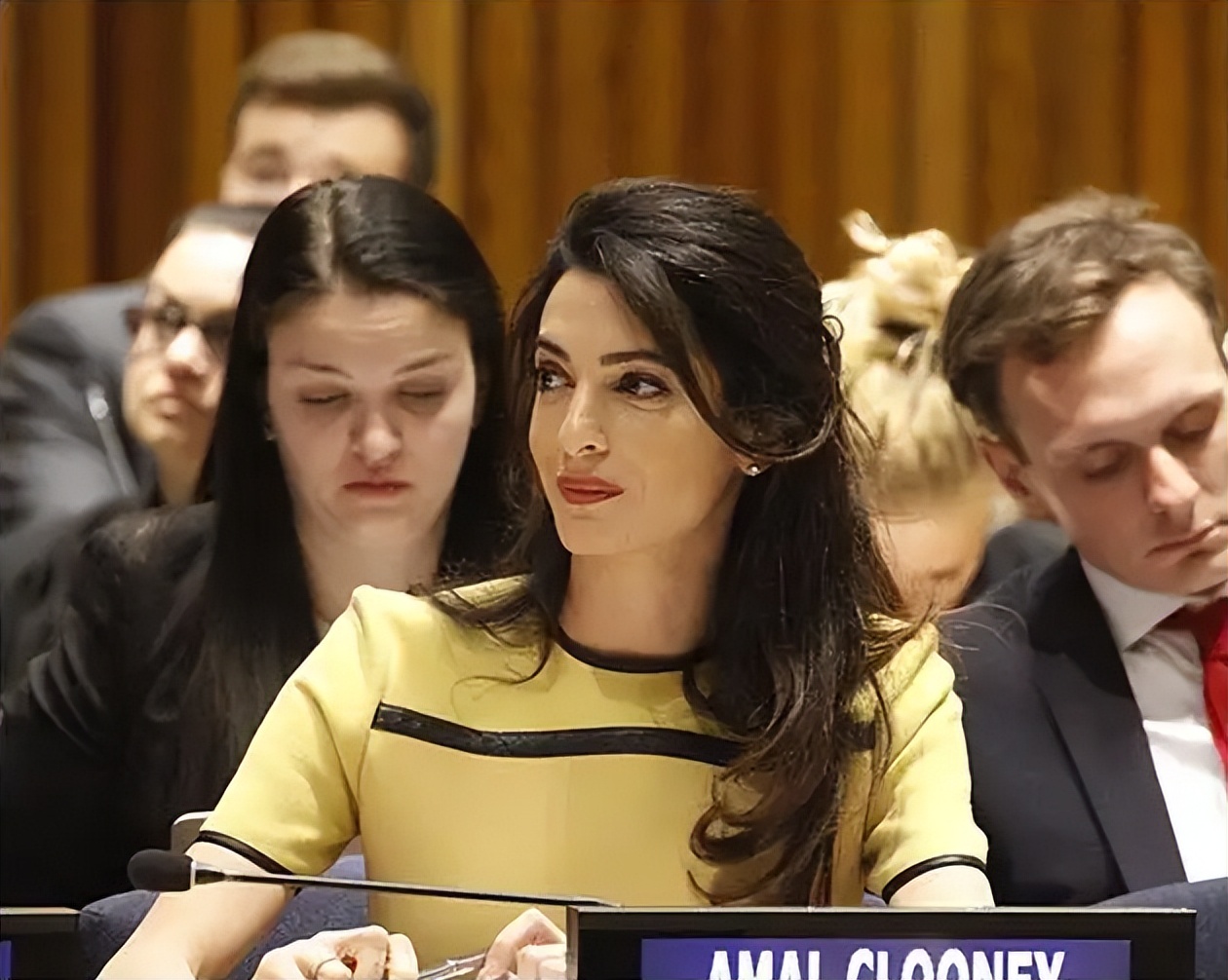 最美律师艾莫：打败21位情敌让奥巴马作证，治好恐婚症奥斯卡影帝