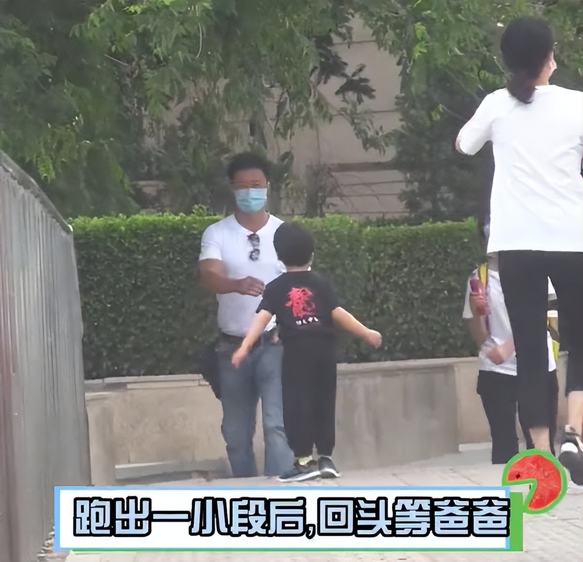 吴京带小儿子出门逛街 与宝贝吴虑手牵手眼神慈爱