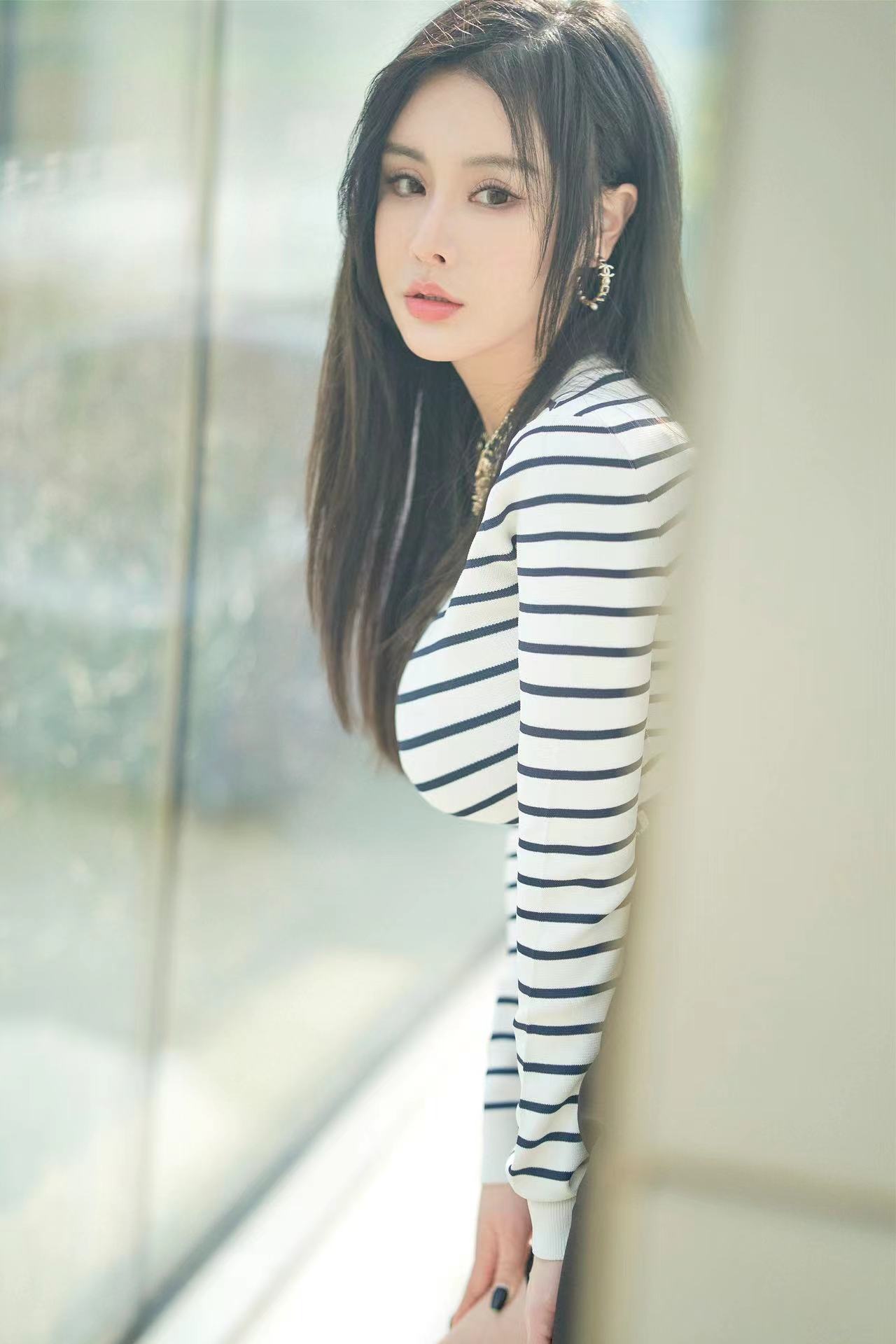 金悦汐登陆杂志封面 优雅知性尽显女神气质