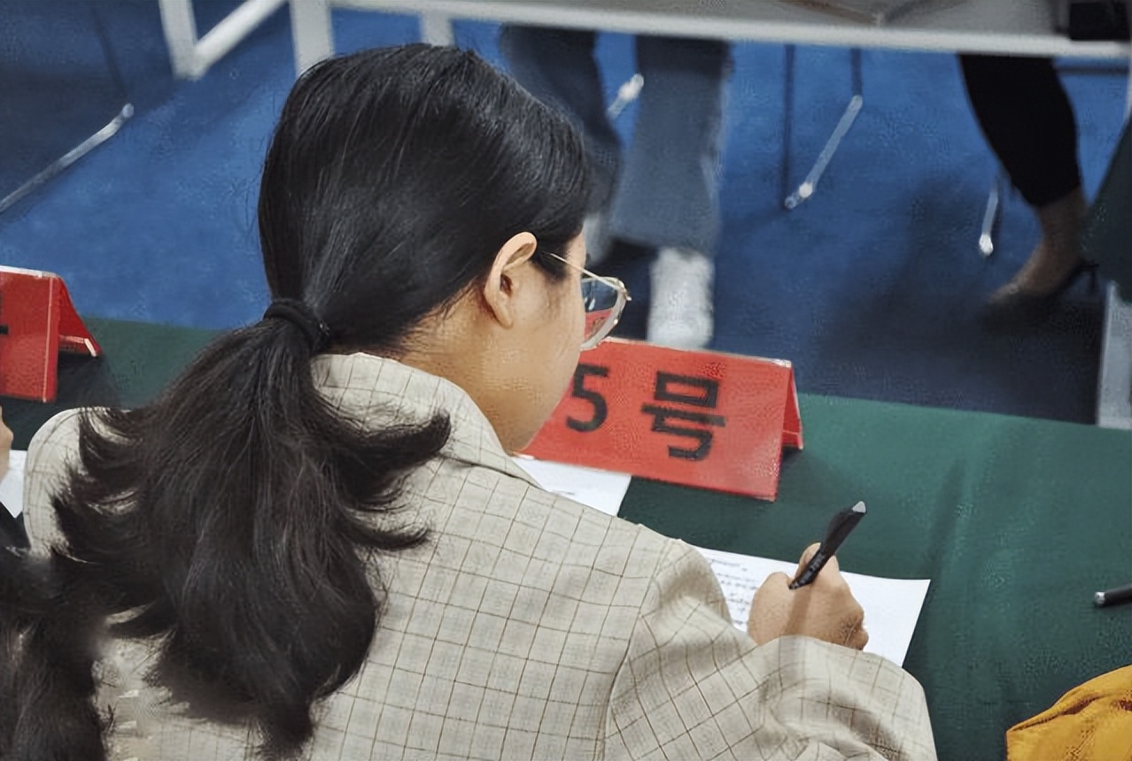 上海985高校副教授工资单走红，看完公积金额度：难怪都去当老师