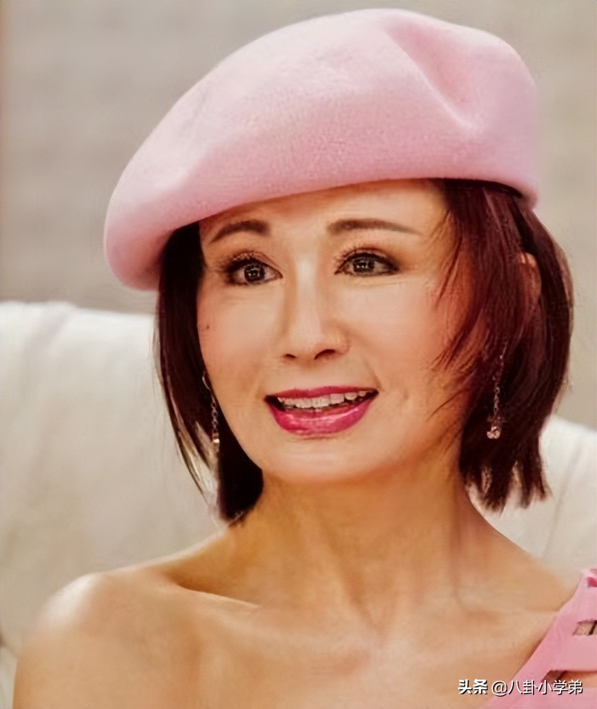 “不老女神”跌落神坛，年过50岁装少女，整容P图一个比一个厉害